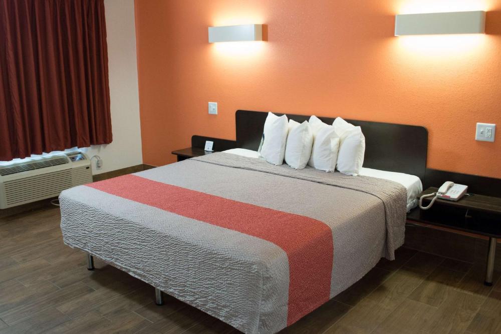 King Room - Non-Smoking interior